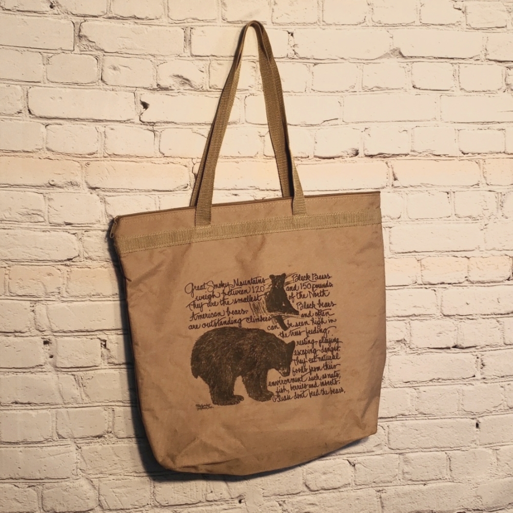 Great Smokey Mountains Bear tote bag with zipper beige with black print